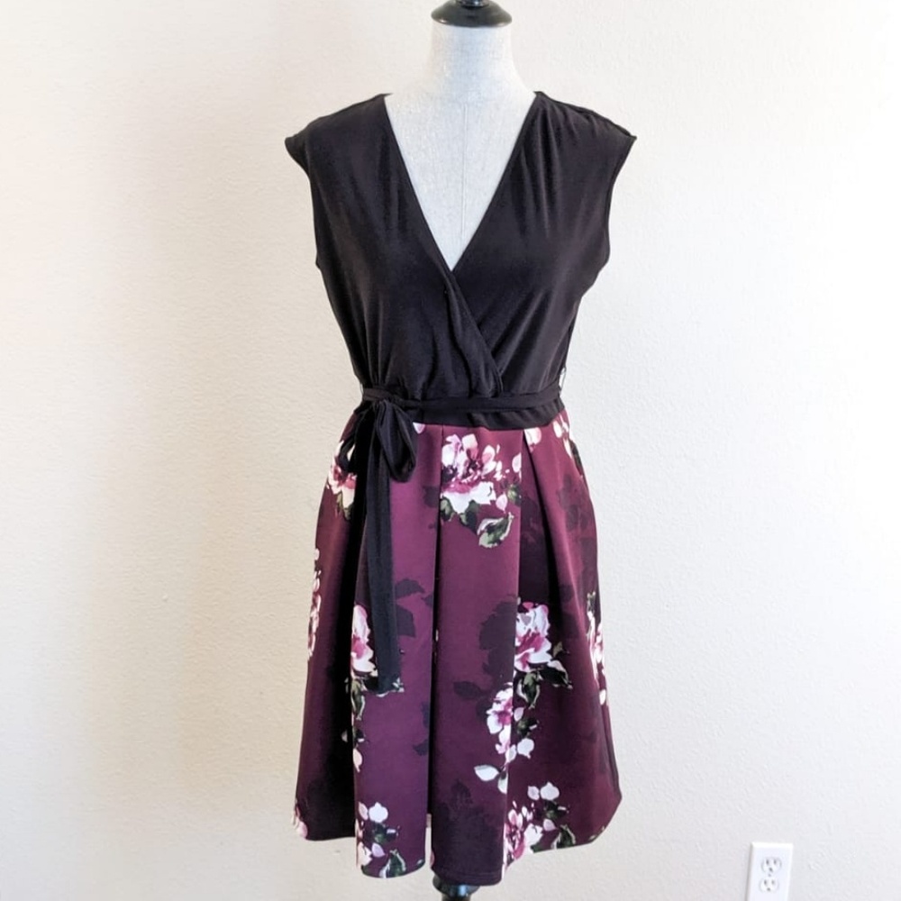 Floral stretchy dress, low cut, with pockets